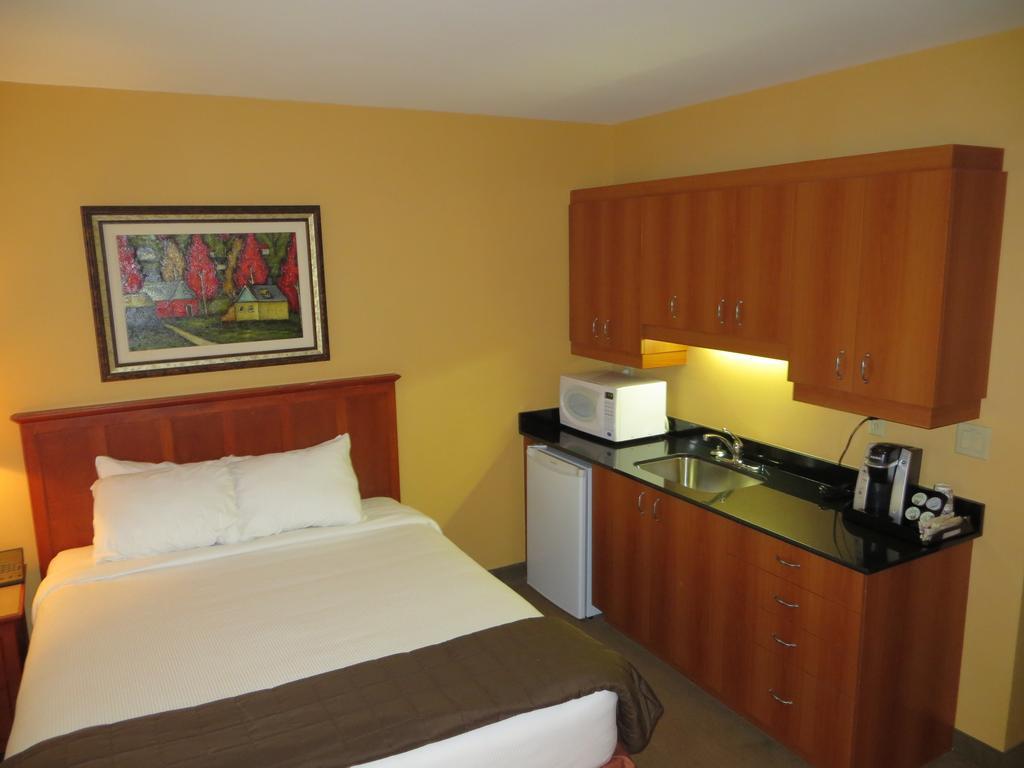 Hotel St-Bernard Saint-Bernard-de-Lacolle Quarto foto
