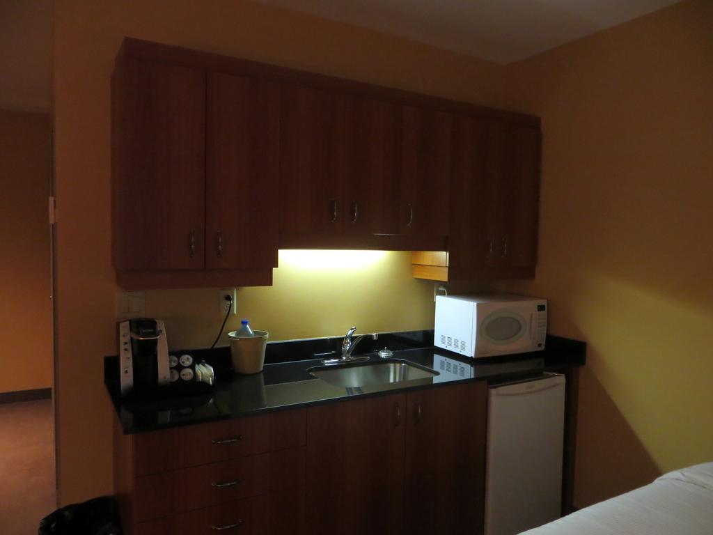 Hotel St-Bernard Saint-Bernard-de-Lacolle Quarto foto
