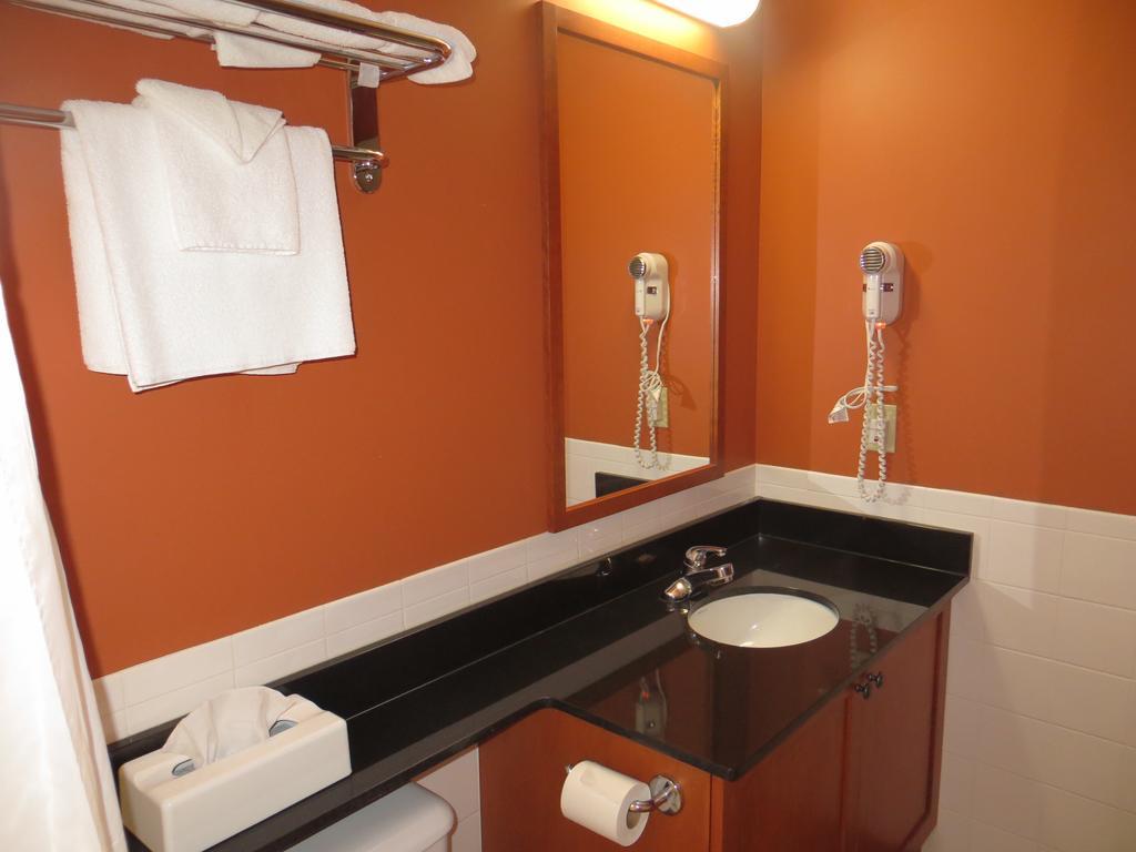 Hotel St-Bernard Saint-Bernard-de-Lacolle Quarto foto
